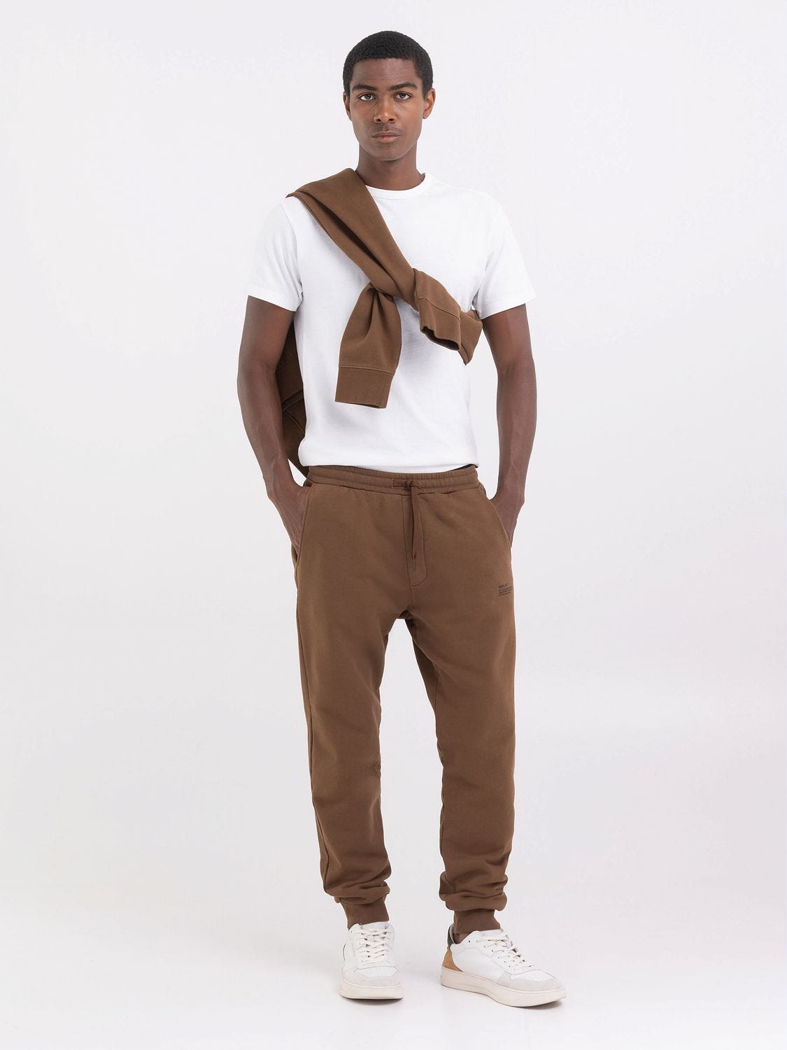 Brown jogger clearance pants outfit