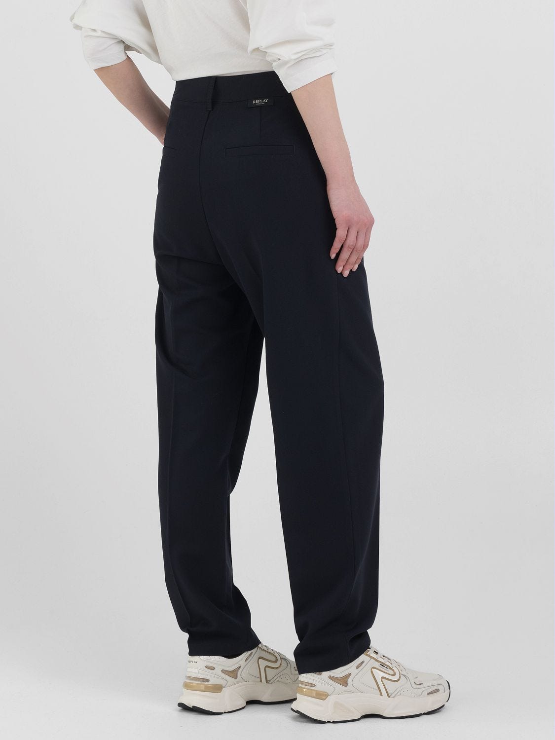 PANTALON COUPE CAROTTE EN SERGE