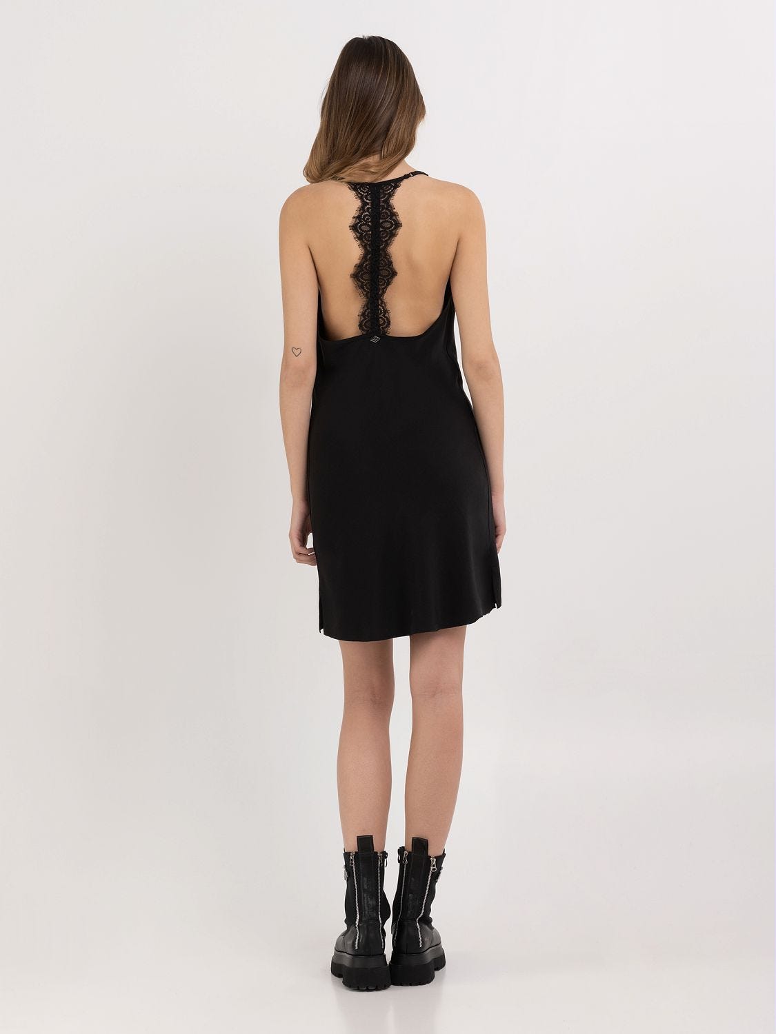 Robe courte online avec dentelle