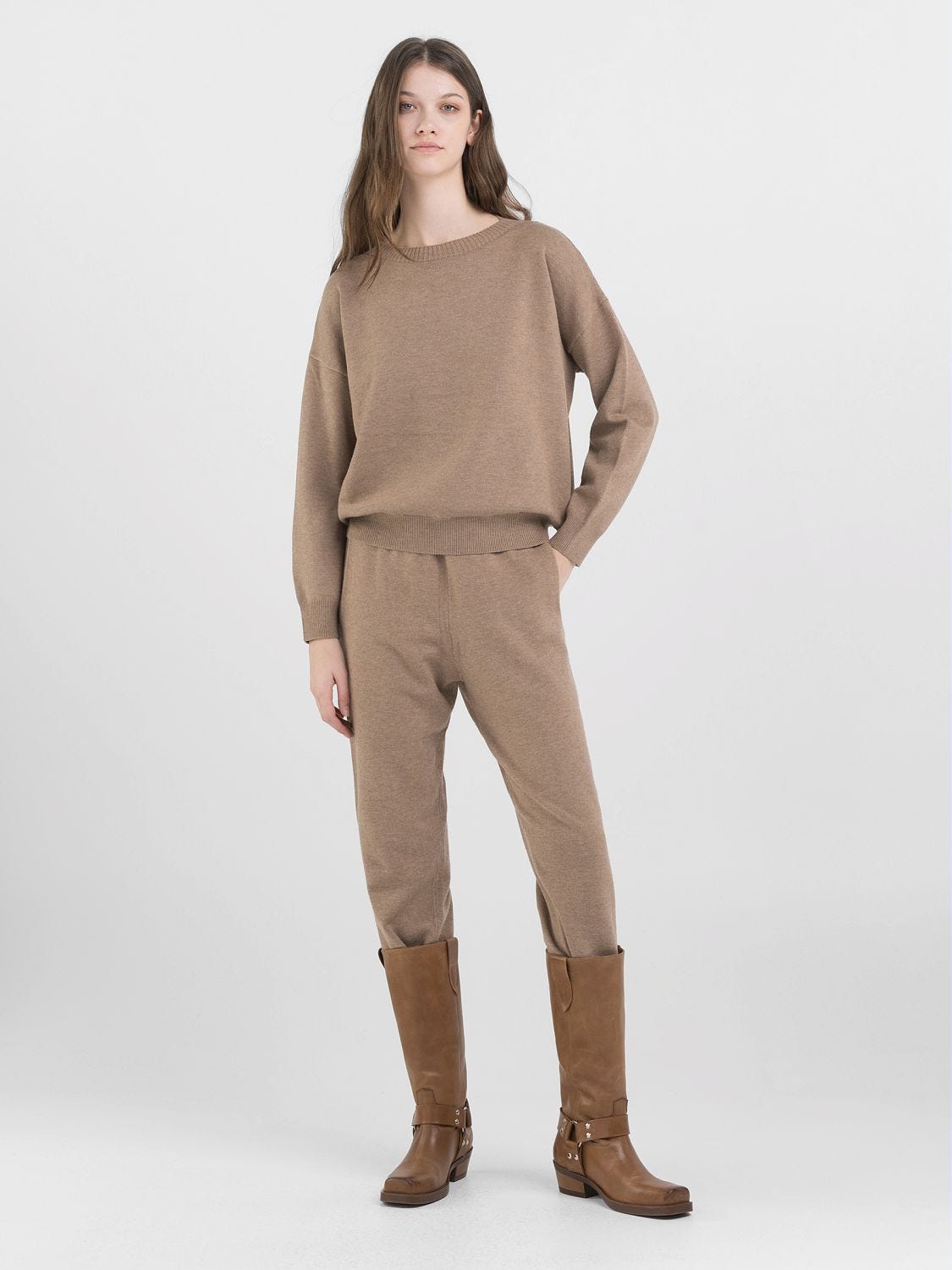 ROUND NECK SWEATER