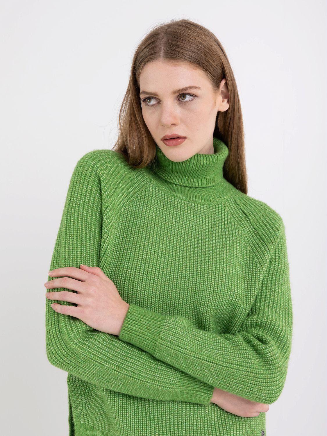 High neck clearance woolen tops