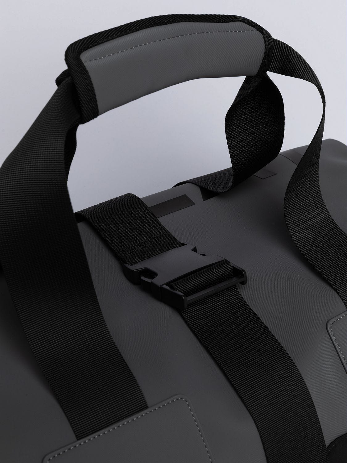 Solid coloured duffle bag with shoulder strap