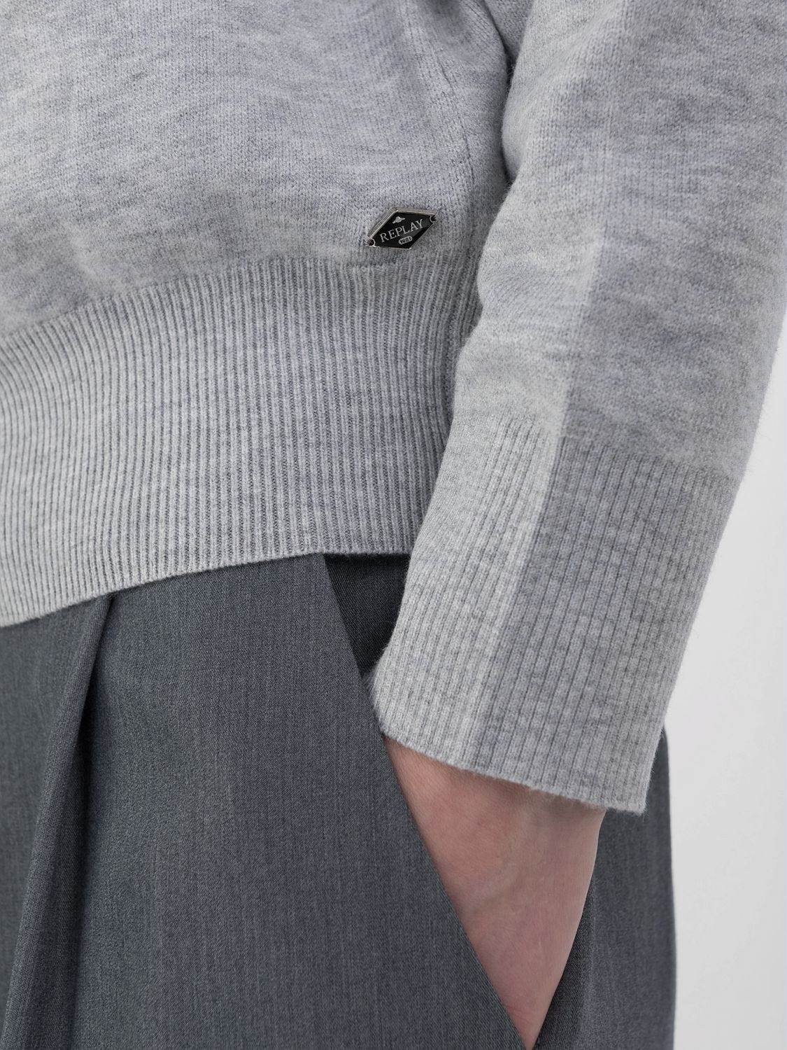 HIGH-NECK SWEATER