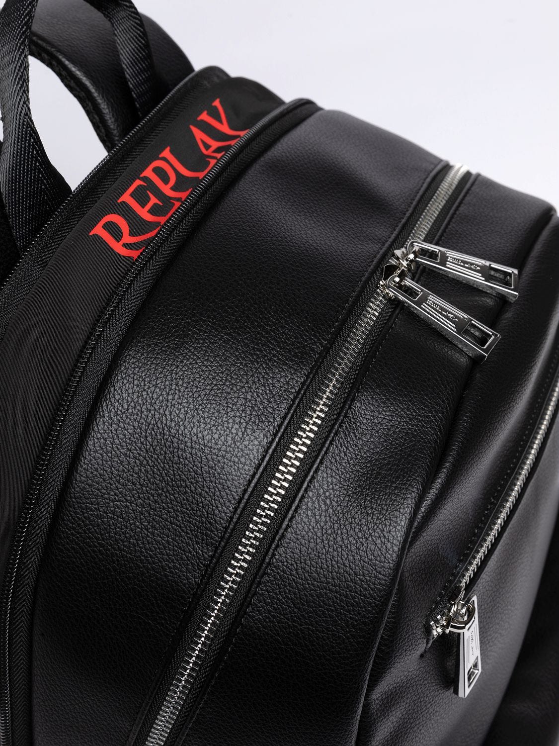 RUCKSACK AUS PU IN GEWALKTER OPTIK
