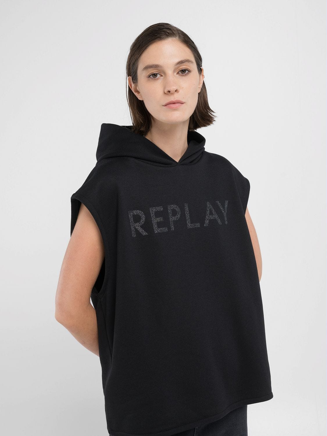 SUDADERA CON CAPUCHA SIN MANGAS