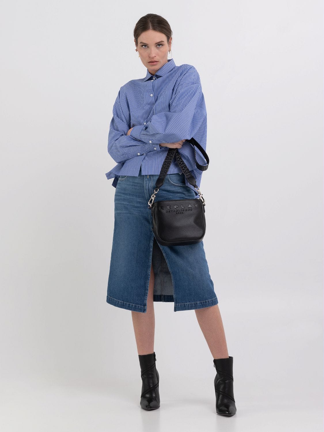 Crossbody bag with hammered effect