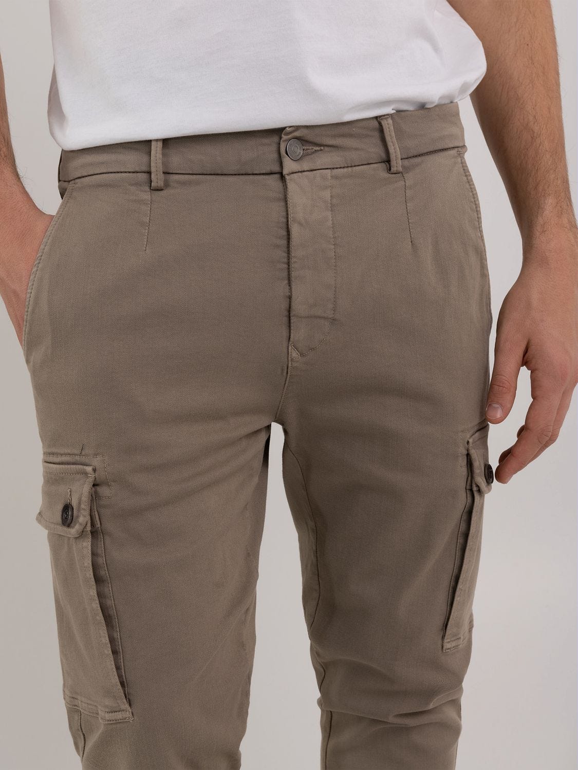 Slim pantaloni on sale