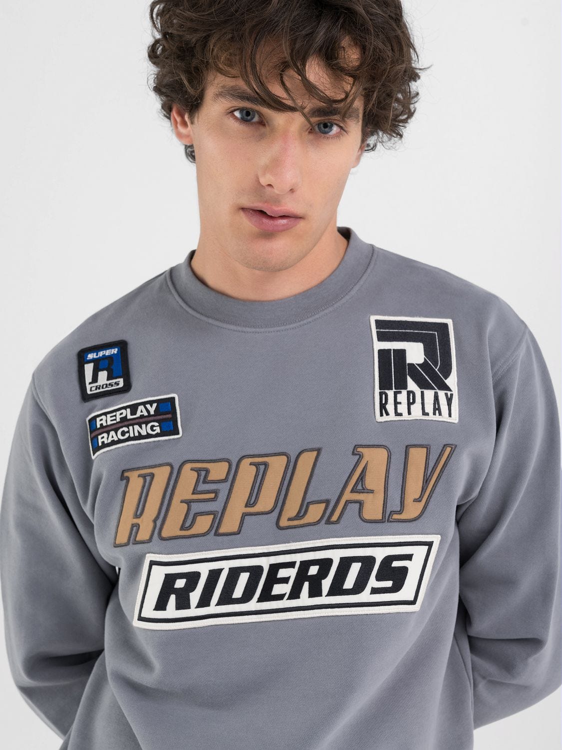 FELPA CON PATCH E LETTERING