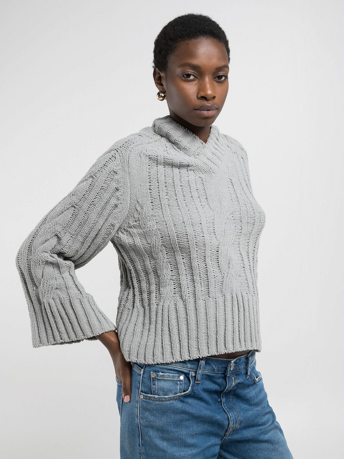 CROPPED SWEATER WITH CABLE-KNIT DESIGN