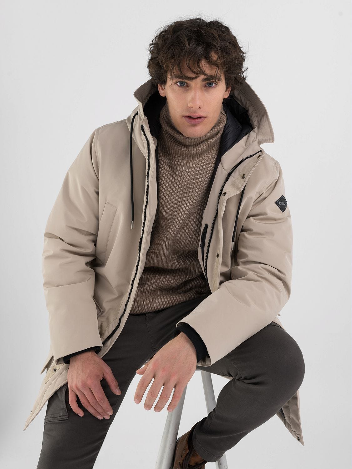 PARKA WITH POCKETS AND HOOD