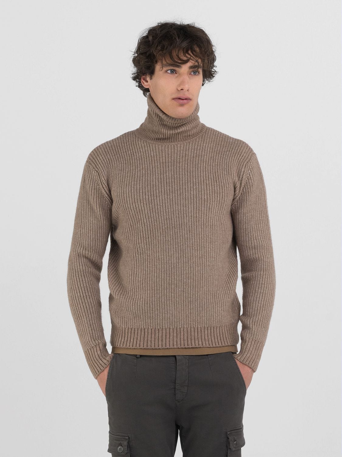 HIGH-NECK SWEATER