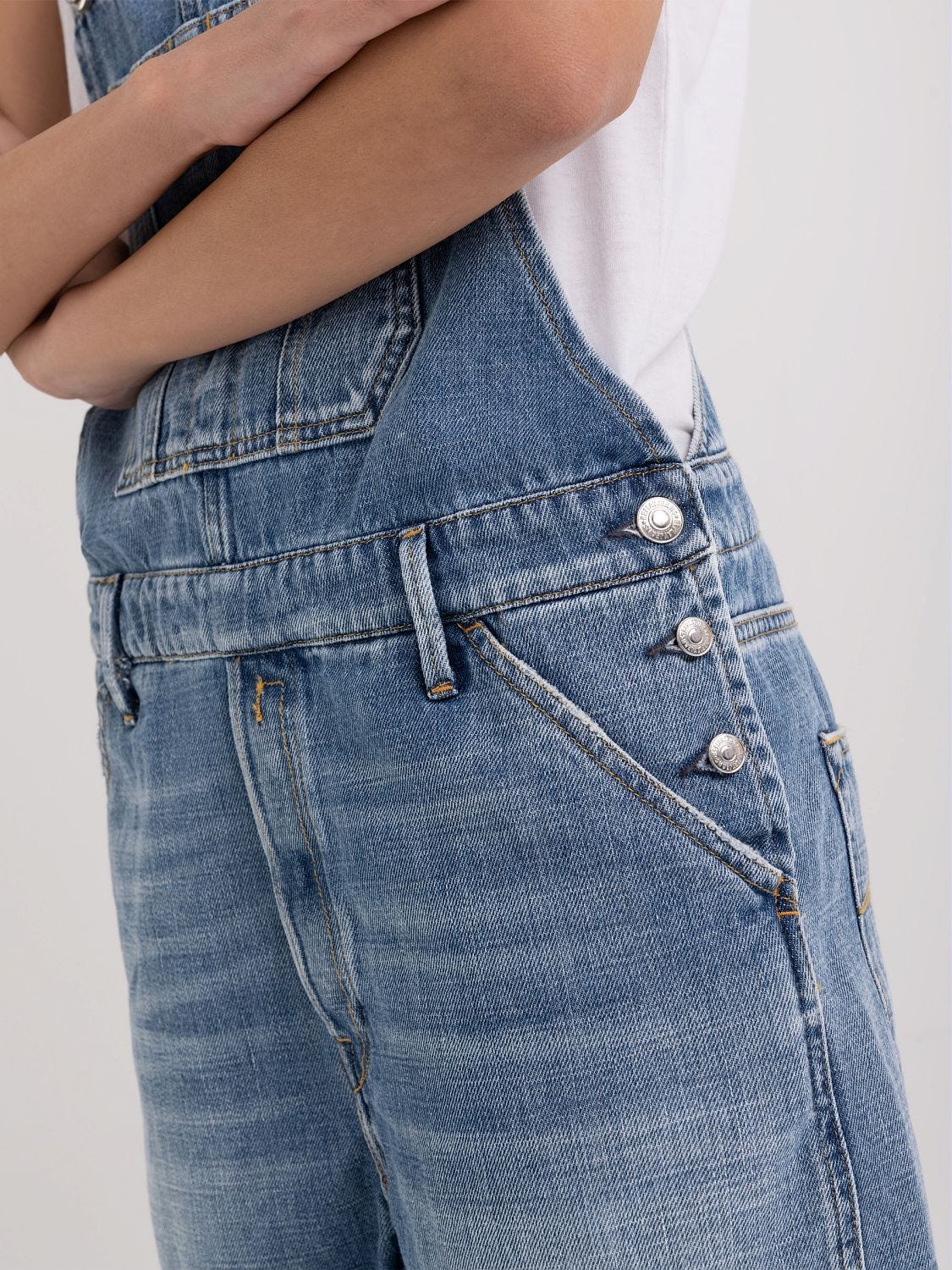 Short overalls in denim
